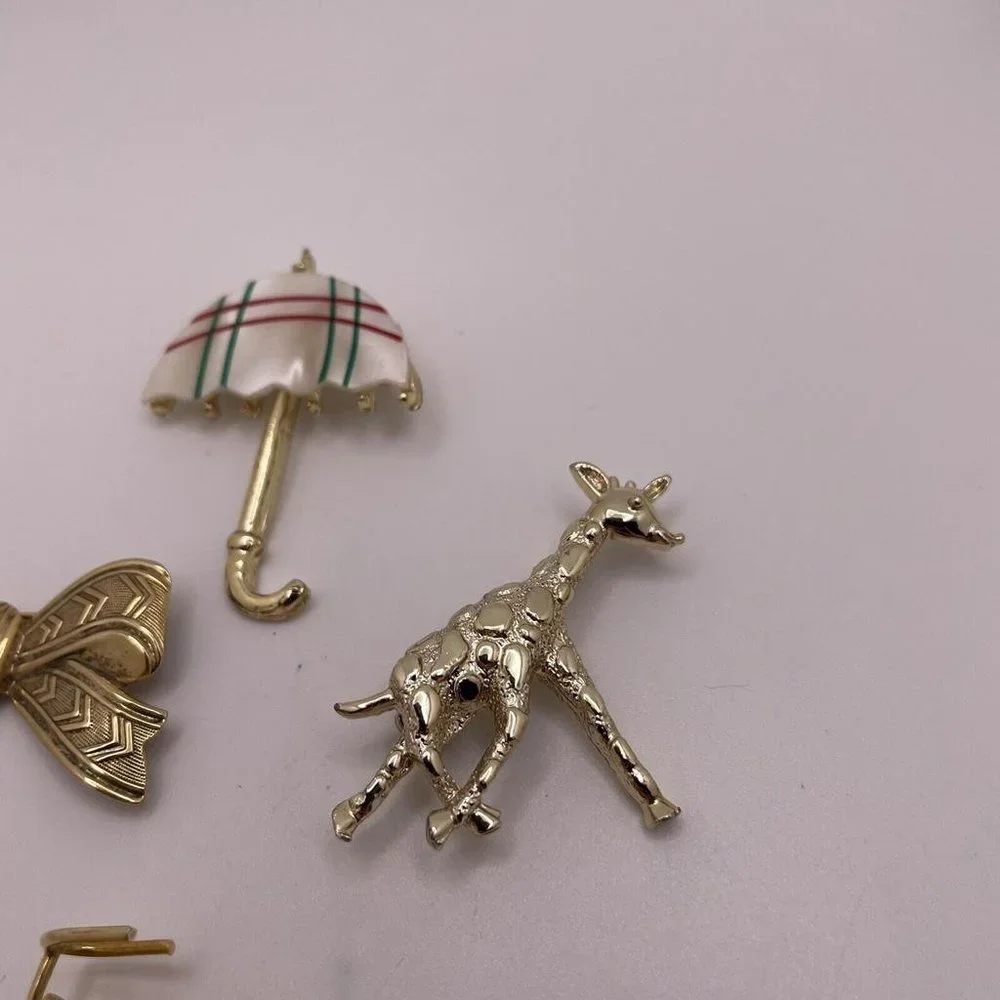 Lot Of 4 Women’s Gold Tone Brooch Pins Metal Bike, Giraffe, Umbrella, Bow - Picture 3 of 11